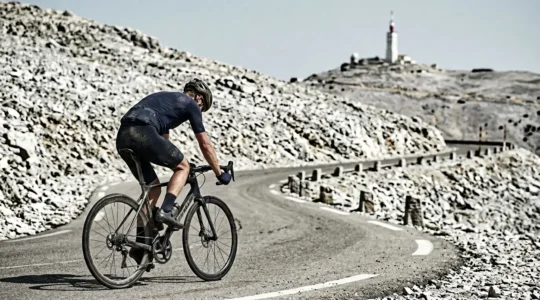 Cycliste en difficulté dans le dernier virage du Mont Ventoux