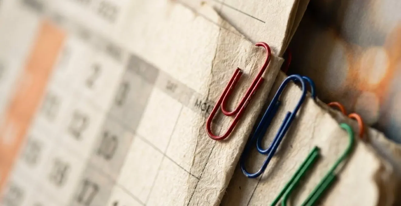 Vue macro d'un calendrier avec marques colorées pour les dates clés de demande de subvention