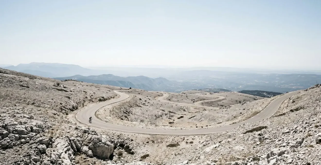 Vue panoramique de la descente du Mont Ventoux avec cycliste en silhouette