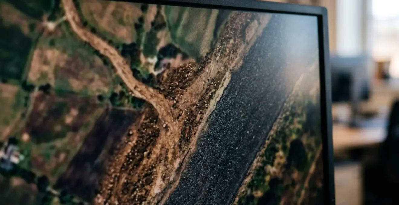 Vue satellite d'un chemin de terre comparé à une route goudronnée sur un écran d'ordinateur