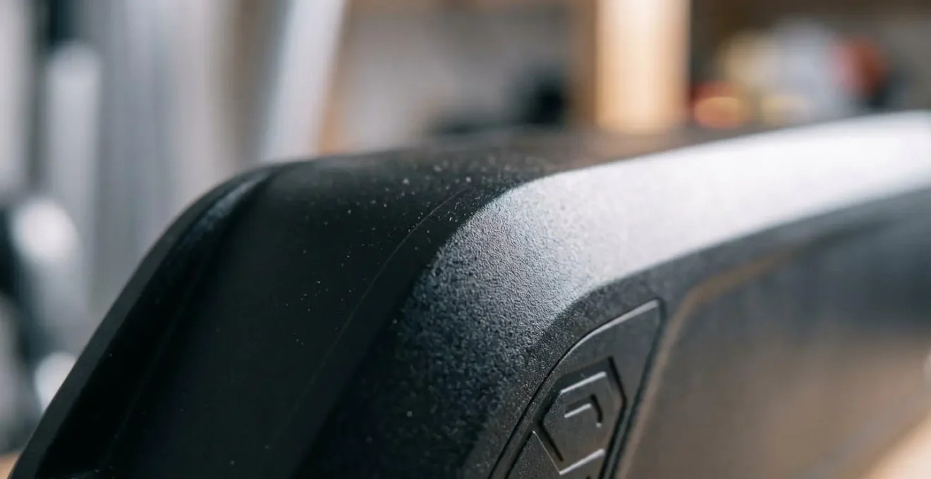 Batterie de vélo électrique posée sur une étagère d'intérieur dans un environnement tempéré et sec