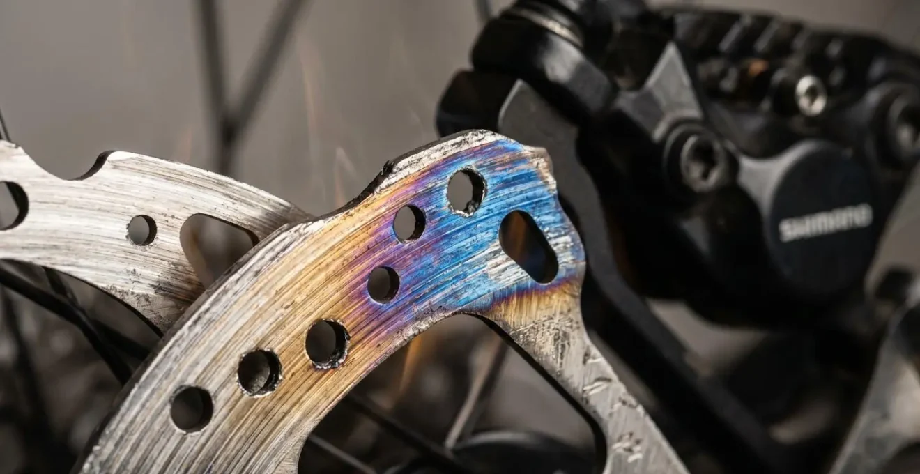 Gros plan macro sur un disque de frein de vélo montrant les effets de la chaleur avec gradient de couleur